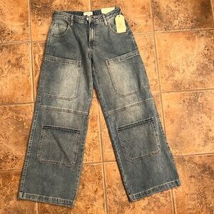 Austin Landing Mid-Rise Wide denim jeans with front pockets. SIZE 5 juniors
